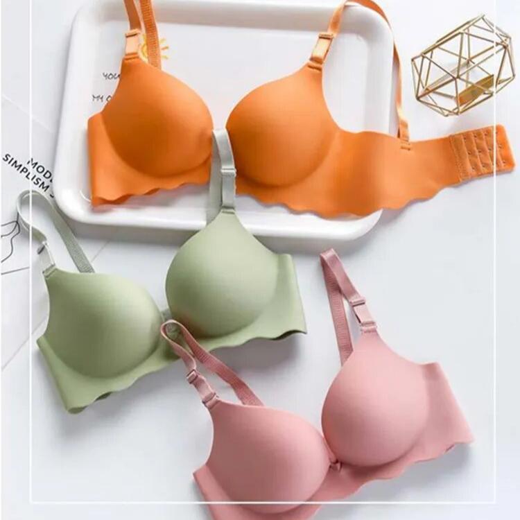 Lift-up bra for a natural shape in complete discretion 