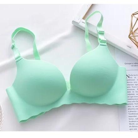 Lift-up bra for a natural shape in complete discretion 